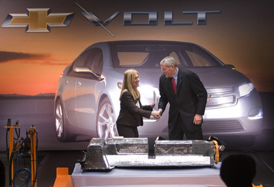 GM-Boss Ed Whitacre gratuliert Werksleiterin Nancy Laubenthal zur ersten Lithiumionen-Batterie für den Chevrolet Volt.