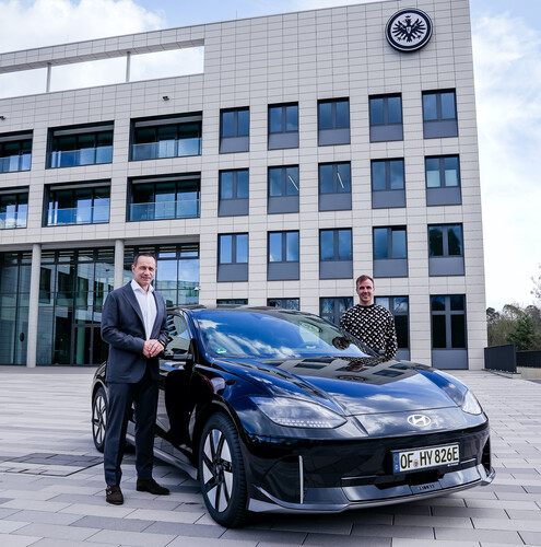 Hyundai-Geschäftsführer Jürgen Keller übergibt Mario Götze den Ioniq 6.