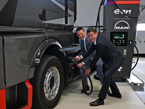 Ihre Unternehmen bauen gemeinsam ein öffentliches Ladenetz für Elektro-Lkw in Europa auf (von links): Eon-Vorstansvorsitzender Leonhard Birnbaum und MAN-Chef Alexander Vlaskamp.