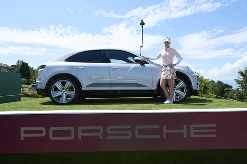 Jodi Ewart Shadoff gewann beim Golfturnier in Évian-les-Bains den von Porsche ausgelobten Hole-in-One-Preis: einen Macan Turbo Electric in Eisgraumetallic.