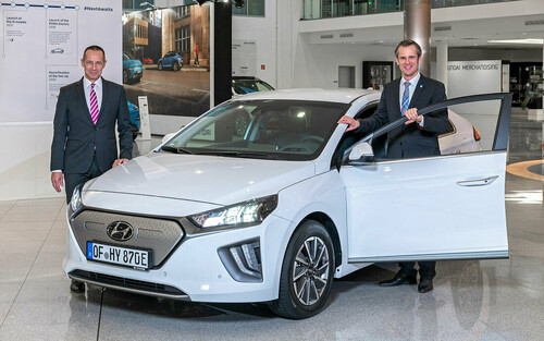Jürgen Keller, Geschäftsführer Hyundai Motor Deutschland GmbH, übergab Oberbürgermeister Dr. Felix Schwenke einen Hyundai Ioniq Elektro als Dienstwagen. 