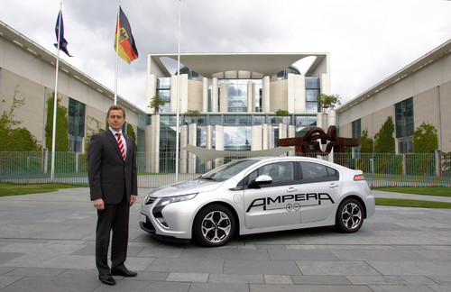 Karl-Friedrich Stracke, Vorstandsvorsitzender der Adam Opel AG, kam zur Übergabe des zweiten Berichts der Nationalen Plattform Elektromobilität (NPE) im Opel Ampera.