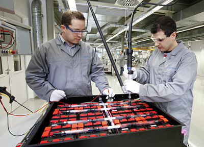 Lithiumionen-Batterie von SB LiMotive: Montage einer Lithiumionen-Batterie am Standort Feuerbach.