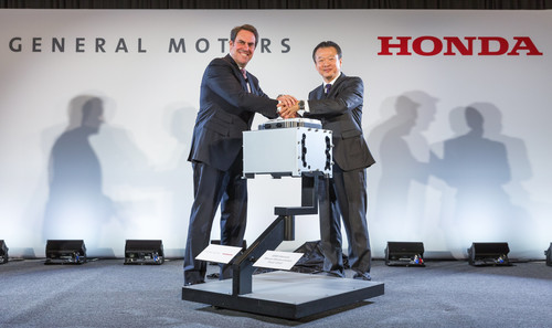 Mark Reuss (l.), General Motors Executive Vice President Global Product Development, und Toshiaki Mikoshiba, Honda CEO North American Region and President Honda North America, geben die Gründung eines Joint Ventures zum Bau von Brennstoffzellen-Systemen bekannt. 