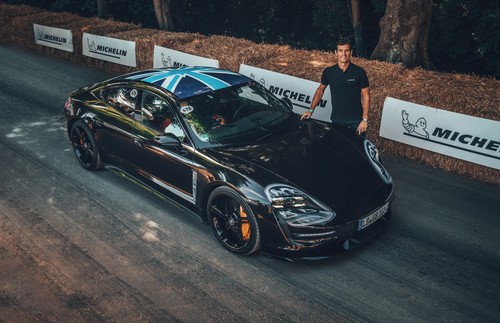 Mark Webber fährt den Porsche Taycan beim Goodwood Festival of Speed 2019. 