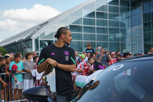 Nationalspieler Leroy Sané vom FC Bayern München bei der Übergabe der neuen Audi-Dienstwagen.