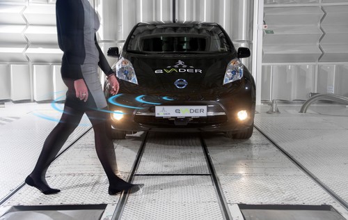 Nissan hat im Rahmen eines EU-Projektes gemeinsam mit zehn weiteren Konsortiums-Mitgliedern die nächste Generation eines Fußgänger-Warnsystems für Elektroautos entwickelt.