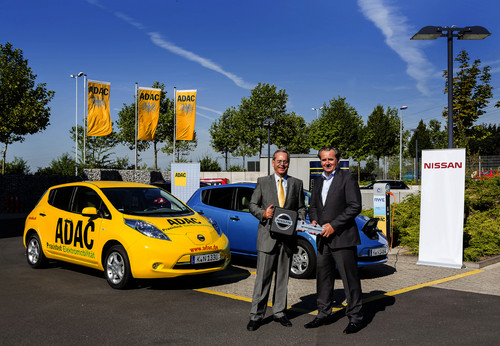 Nissan Leaf übergeben (von links): ADAC-Präsident Peter Meyer und Nissan-Center-Europe-Geschäftsführer Vincent Wijnen.