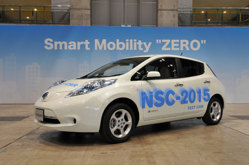 Nissan NSC-2015 parkt selbständig und holt den Fahrer wieder ab.