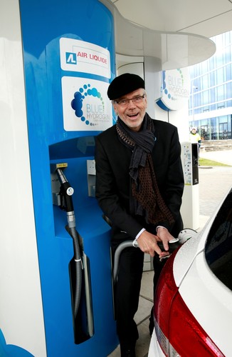 Offenbachs Bürgermeister Horst Schneider tankt Wasserstoff an der Deutschland- und Europazentrale von Hyundai.