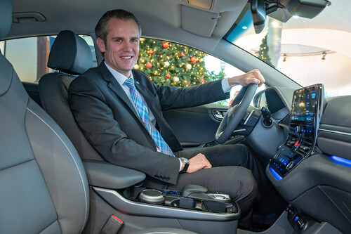 Offenbachs Dr. Felix Schwenke fährt einen Hyundai Ioniq Elektro als Dienstwagen. 