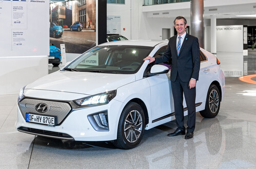 Offenbachs Oberbürgermeister Dr. Felix Schwenke übernahm einen Hyundai Ioniq Elektro als Dienstwagen. 
