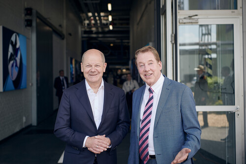 Olaf Scholz und Bill Ford bei der Eröffnung des neuen Ford Electric Vehicle Center in Köln. 