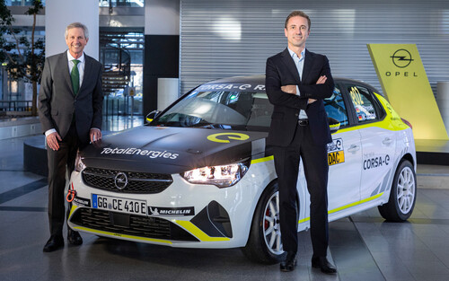 Opel-CEO Florian Huettl (rechts) und ADAC-Sportpräsident Gerd Ennser verlängern die Partnerschaft im elektrischen Rallyesport.