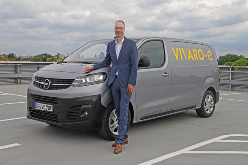 Opel-Chef Michael Lohscheller mit dem Vivaro-e.
