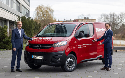 Opel-Chef Uwe Hochgeschurtz (r.) übergibt am Stammsitz in Rüsselsheim den Vivaro-e Hydrogen an Hans Krug, Senior Vice President Procurement bei Miele.
