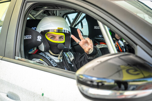 Opel Corsa Rally Electric von Elisa Klinkenberg zum Art Car mit Statement gestaltet.