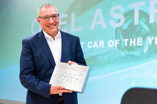 Opel-Deutschlandchef Andreas Marx mit der Auszeichnung des Astra als „German Car of the Year“ in der Kompaktklasse.