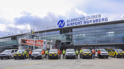 Opel übergibt acht Vivaro Electric an den Airport Nürnberg.