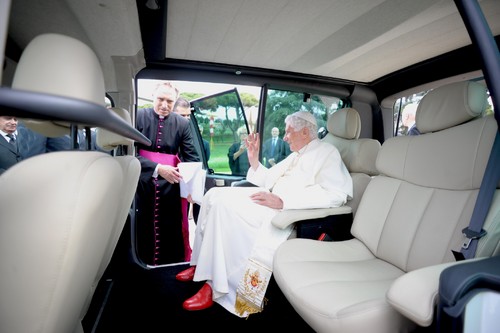 Papst Benedikt XVI. im umgebauten Renault Kangoo Maxi Z.E..