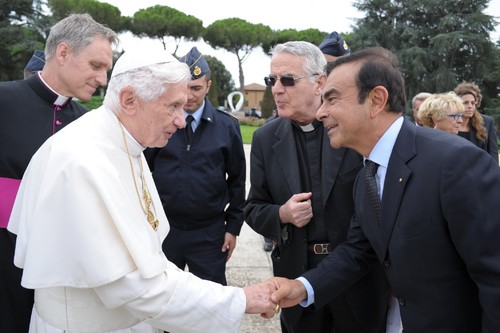 Papst Benedikt XVI. und Konzernchef Carlos Ghosn bei der Übergabe der beiden Renault Kangoo Maxi Z.E. an den Vatikan.