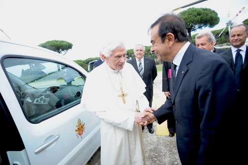 Papst Benedikt XVI. und Konzernchef Carlos Ghosn bei der Übergabe der beiden Renault Kangoo Maxi Z.E. an den Vatikan.