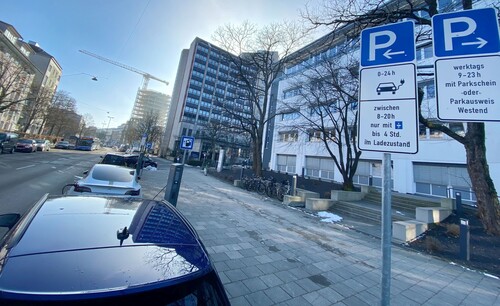 Parken dürfen hier an der Ladesäule in München ausschließlich Fahrzeuge mit E-Kennzeichen oder blauer E-Plakette. In der Zeit von 8 bis 20 Uhr nur mit Parkscheibe bis max. vier Stunden und nur im Ladezustand. Die „0-24h“-Angabe ist ein nett gemeinter Zusatz der Kommune zur Verdeutlichung der Parkvorgabe, könnte aber auch weg gelassen werden.