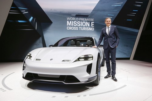 Porsche-Vorstandsvorsitzender Oliver Blume präsentiert die Konzeptstudie Mission E Cross Turismo auf dem Genfer Autosalon.