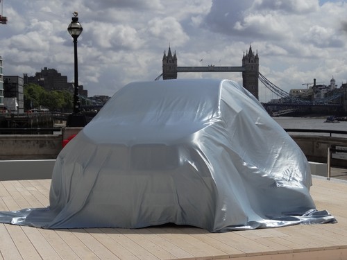 Premiere in London, New York: BMW i3: Der Wind lässt erkennen, dass sich ein BMW unter der Plane verbirgt.
