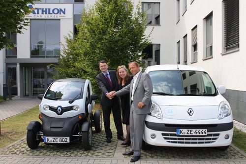 Renault-Bank und Athlon haben einen Rahmenvertrag zur Elektromobilität geschlossen (von links): Philippe Métras (Generaldirektor der RCI Banque), Beate Mader (Direktorin Flotten der Renault Deutschland AG) und Roland Meyer (Commercial Director bei Athlon Car Lease Germany).