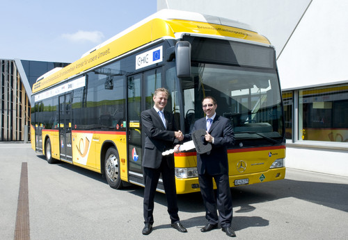 Roman Biondi (rechts), Markensprecher Mercedes-Benz-Omnibusse, übergibt den fünften Citaro Fuel-Cell-Hybrid an Daniel Landolf, Leiter Post Auto und Mitglied der Konzernleitung der Schweizerischen Post.