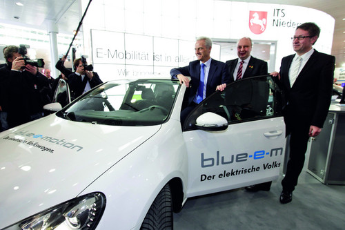 „Schaufenster Elektromobilität“: Volkswagen und Partner stellen die Bewerbung der niedersächsischen Metropolregion auf der CeBIT 2012 vor.
