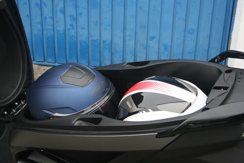Seat Mó e-Scooter 125: Ins Staufach passen zwei Helme.