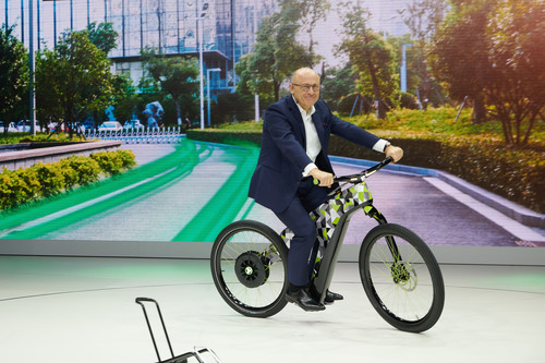Skoda-Vorstandsvorsitzender Bernhard Maier fährt beim Genfer Automobilsalon mit dem Zweiradkonzept Klement auf die Bühne.