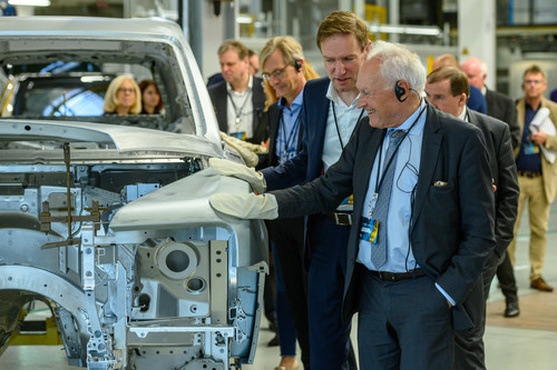 Staatsminister a.D. Erwin Huber (rechts) und Niederbayerns Regierungspräsident Rainer Haselbeck überprüfen im Dingolfinger Außenstandort Unterhollerau die Oberflächenqualität einer Rolls-Royce Karosserie.