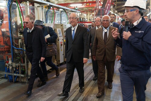 Stellantis-Chef Carlos Tavares (links) wurde bei seinem Besuch des Werkes Mangualde in Portugal von Staatspräsidenten Marcelo Rebelo de Sousa, Premierministers António Costa und Wirtschaftsminister António Costa Silva begleitet.