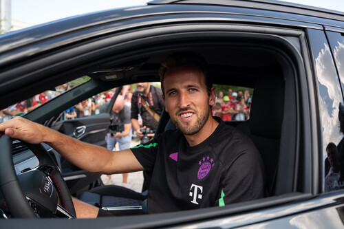 Stürmerstar Harry Kane vom FC Bayern München bei der Übergabe der neuen Audi-Dienstwagen.