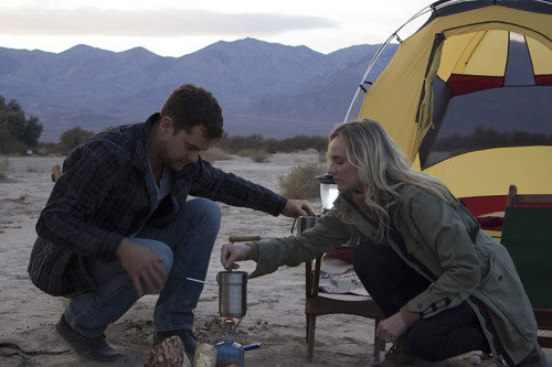 „The Death Valley Experiment“: Diane Kruger und Joshua Jackson mit dem Mercedes-Benz B-Klasse F-Cell und Zelt im Death Valley, USA.