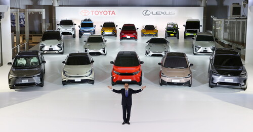 Toyota-Chef Akio Toyota präsentiert die zukünftige E-Auto-Flotte.
