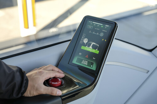 Toyota e-Palette: Noch ist zur Sicherheit ein Fahrer mit an Bord.