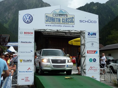 Toyota FCVH-adv beim Start der ersten „Silvretta E-Auto Rallye“.