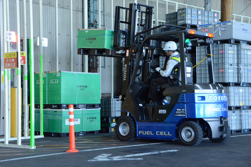 Toyota-Gabelstapler mit Brennstoffzellenantrieb im Werk Motomachi.