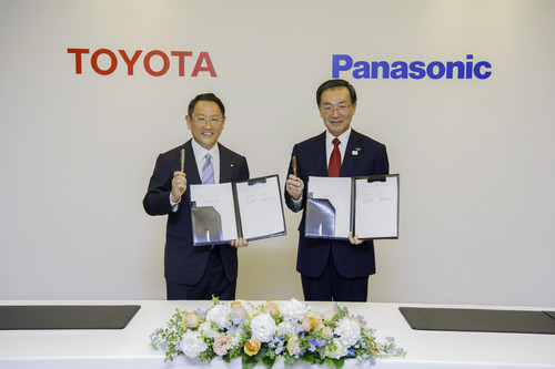 Toyota-Präsident Akio Toyoda (l.) und Panasonic-Chef Kazuhiro Tsuga haben die Prüfung einer Zusammenarbeit im Batteriegschäft für Elektroautos vereinbart.