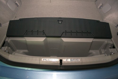 Toyota Prius Plug-in: Kofferraumfach für das Ladekabel.