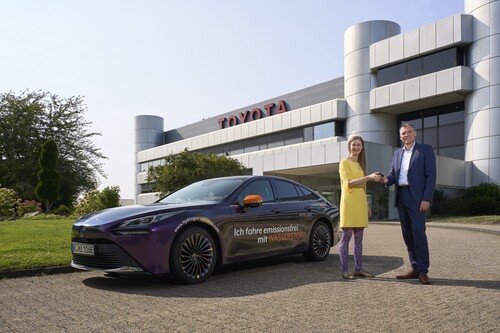 Toyotas Deutschland-Chef Andre Schmidt übergibt Silke Frank von Hydrogen Moves die Schlüssel für einen Mirai.