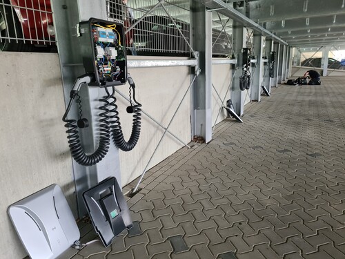 Typisches Beispiel für einen Flottenkunden: Cubos installiert sechs Doppel-Ladepunkte auf einem Wolfsburger Firmenparkplatz.