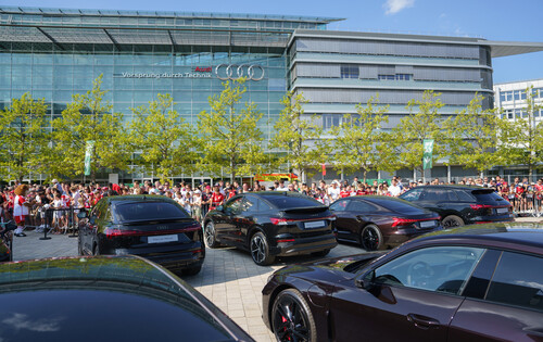 Übergabe der neuen Audi-Dienstwagen an die Kicker des FC Bayern München.