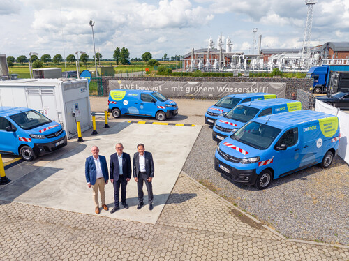 Übergabe von fünf Opel Vivaro-e Hydrogen (v.l.): Torsten Maus (Geschäftsführer EWE Netz), Jean-Michel Billig (Chief Technology Officer bei Stellantis) und Dr. Urban Keussen, CTO EWE.