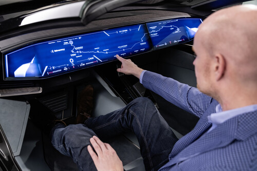 Unser Autor Jens Meiners im Audi Skysphere Concept.