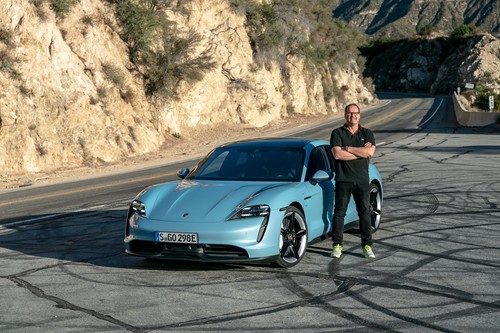 Unser Autor Matthias Knödler mit dem Porsche Taycan 4S.